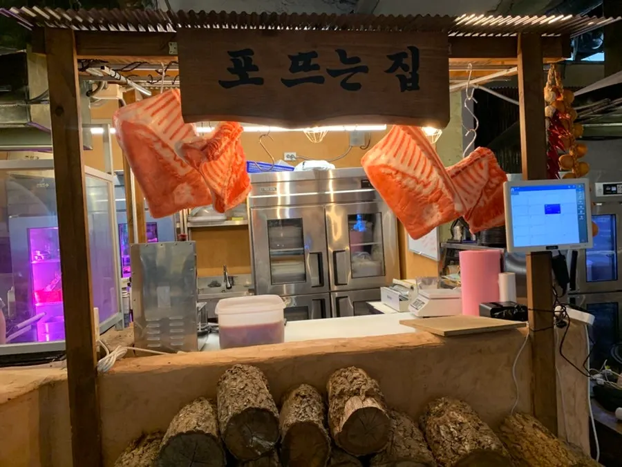 Upscale interior at Baeksanu Sutbul Wolsong Main Branch