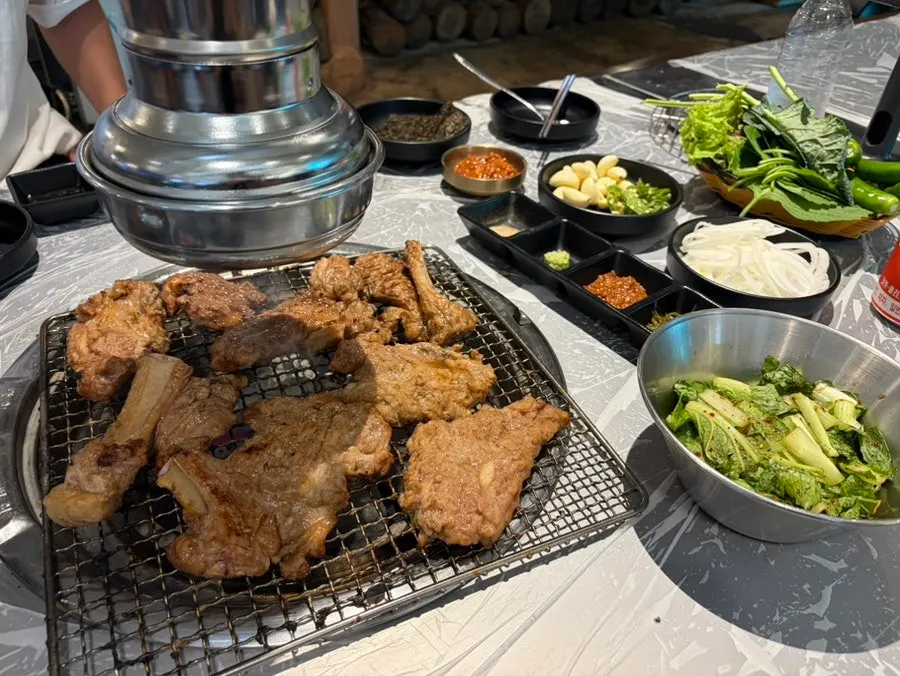 Pork galbi table setting at Baeksanu Sutbul Wolseong Main Branch