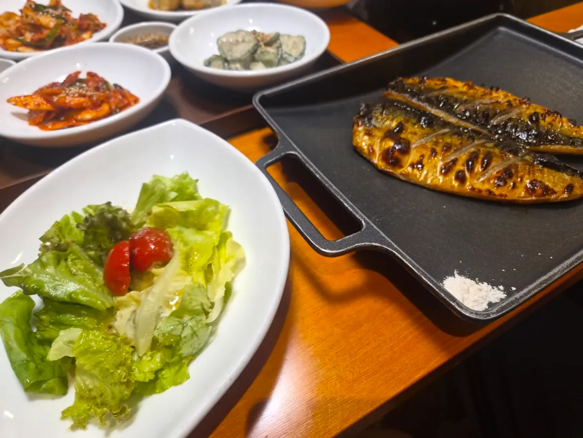 다양한 반찬이 차려진 금등어 한상