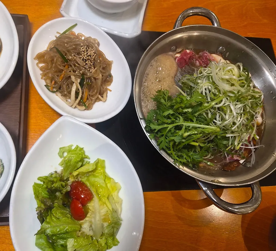 끓여 먹는 고기 버섯 전골