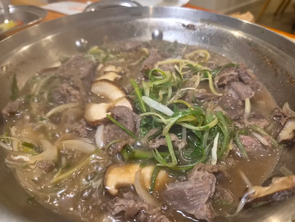 전골 메뉴와 한상차림 사진