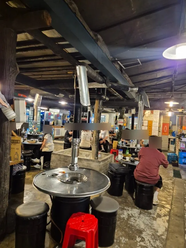 Outdoor tent table at Daraewon Makchang with open walls