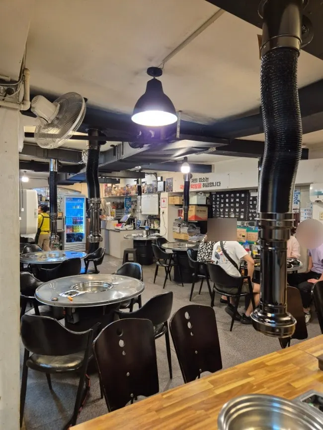 Spacious indoor seating at Daraewon Makchang, suitable for groups