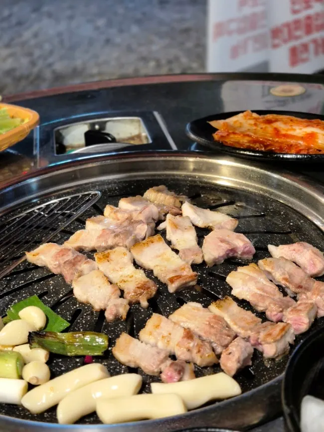 Pork belly at Daraewon Makchang grilling to a golden brown