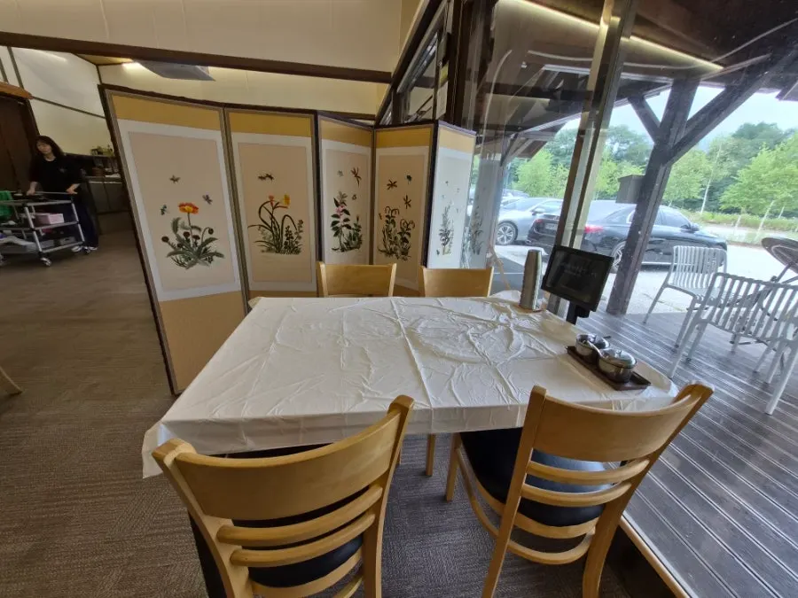 Side dishes served alongside the gukbap