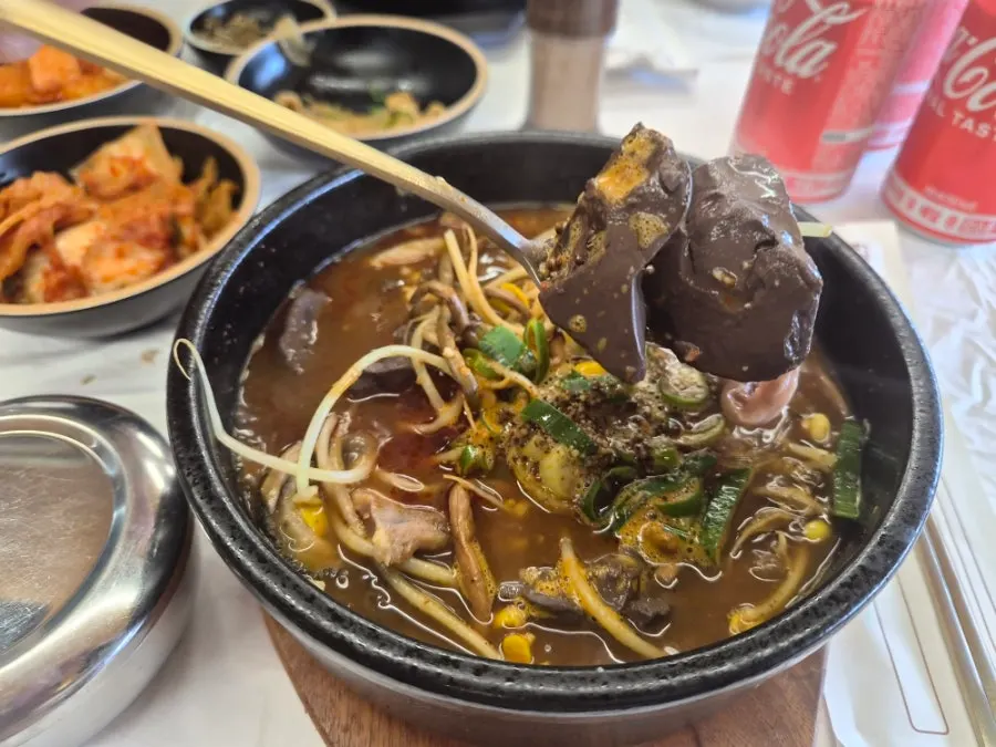 Generous toppings inside the haejangguk