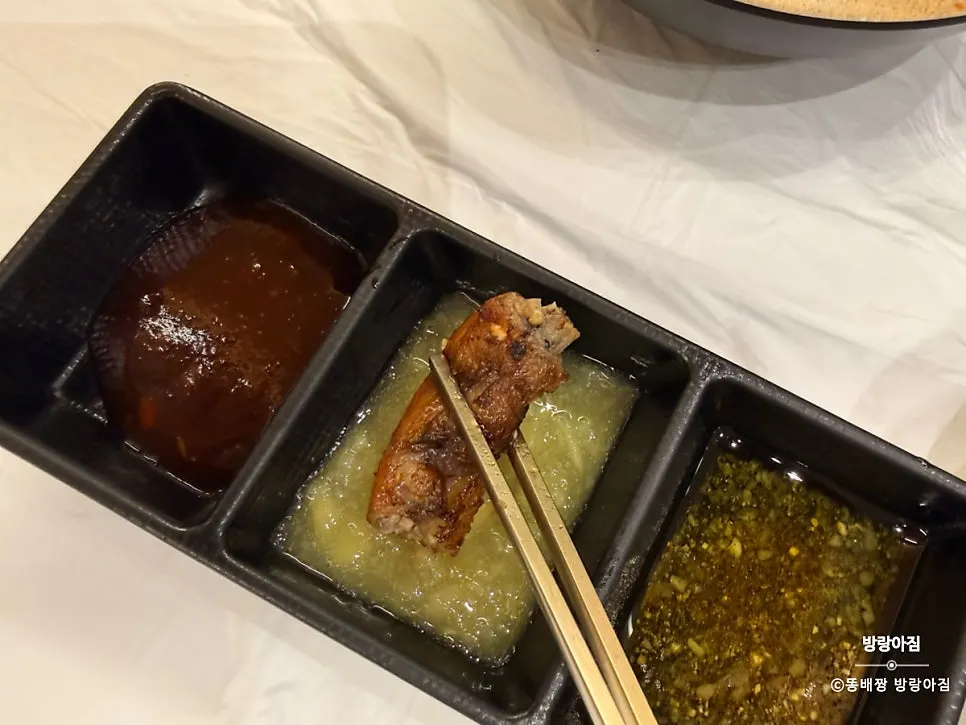 마늘소스에 찍은 곱창 한 점