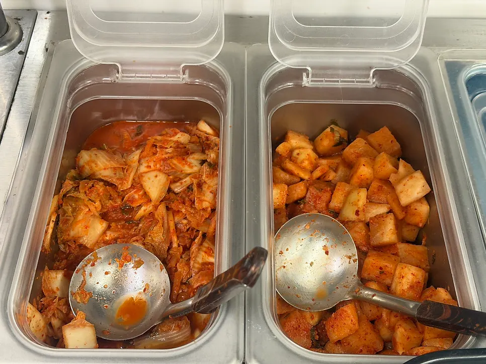 김치와 깍두기가 놓인 셀프바 반찬