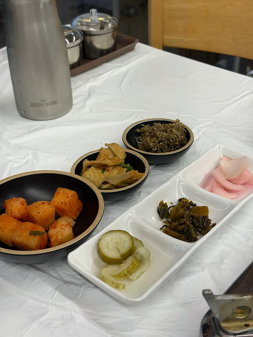 요청 시 제공되는 피클과 오뎅, 멸치 반찬