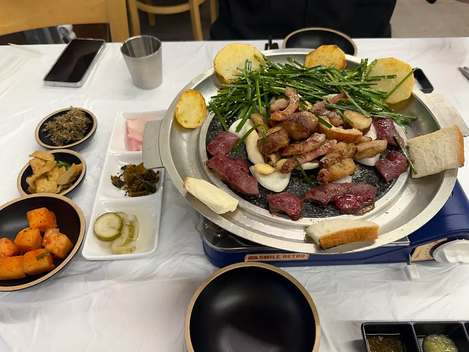 곱창과 감자술을 함께 놓은 상차림