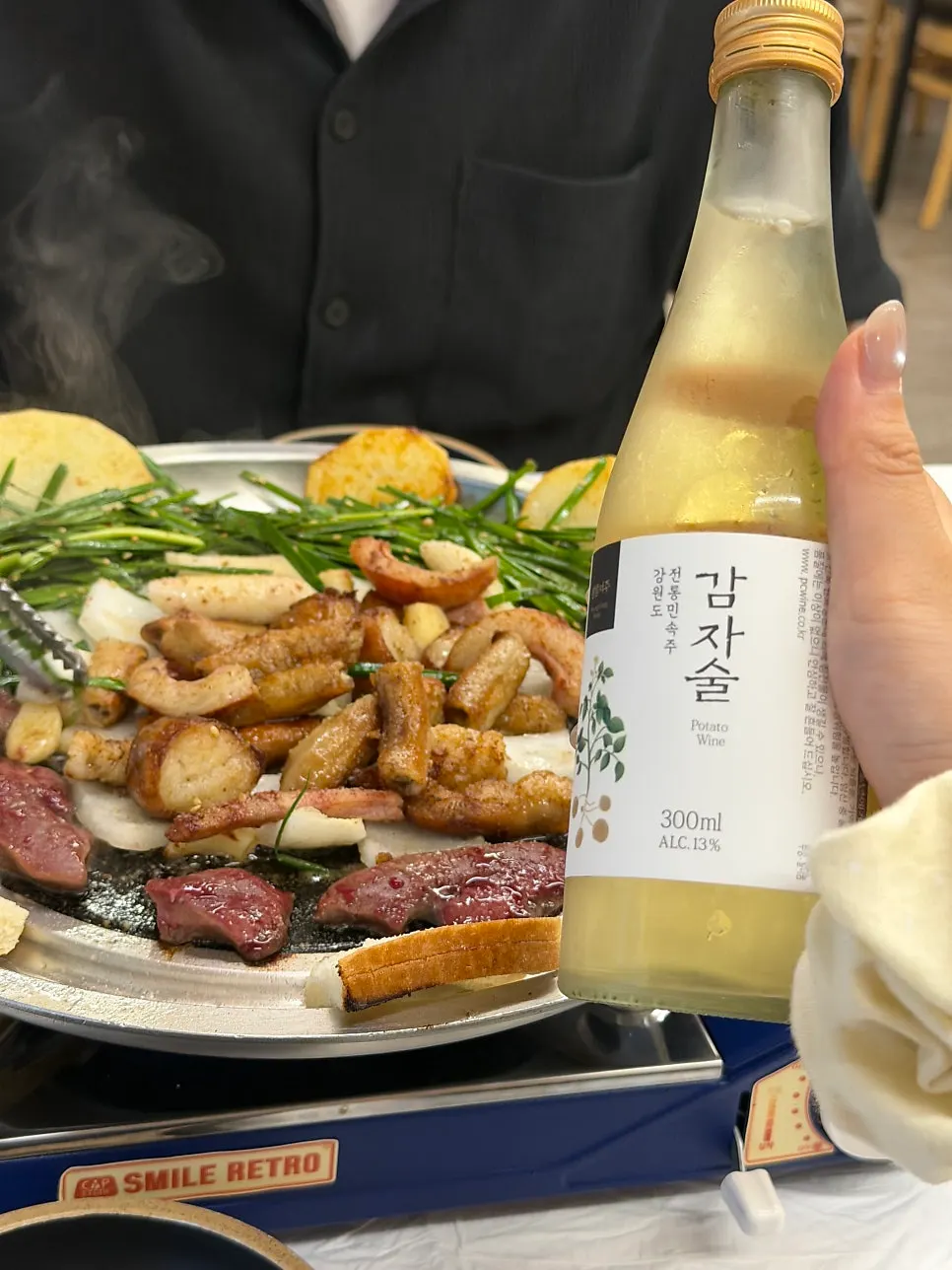 잔에 따른 감자술