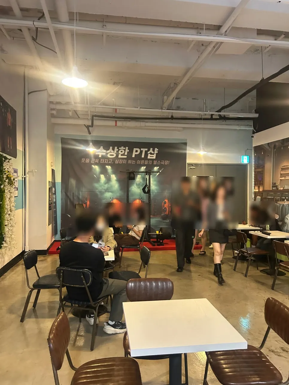 나인 씨어터 대기 공간의 테이블과 펜던트 조명