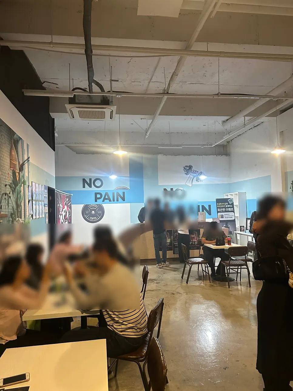현장 티켓 수령 안내가 적힌 극장 입구