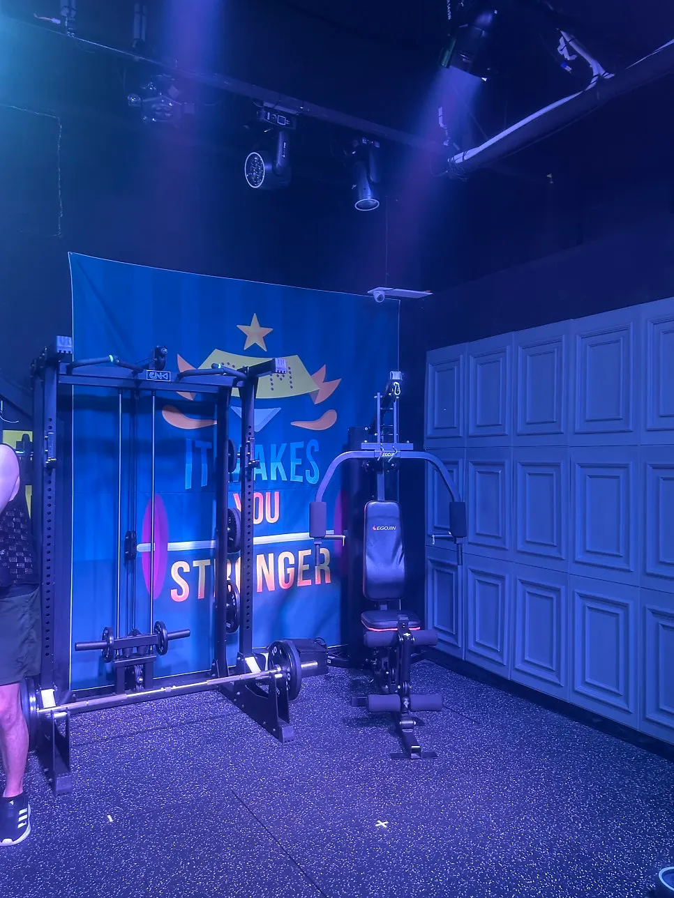 헬스장처럼 꾸민 수상한 PT샵 무대 세트