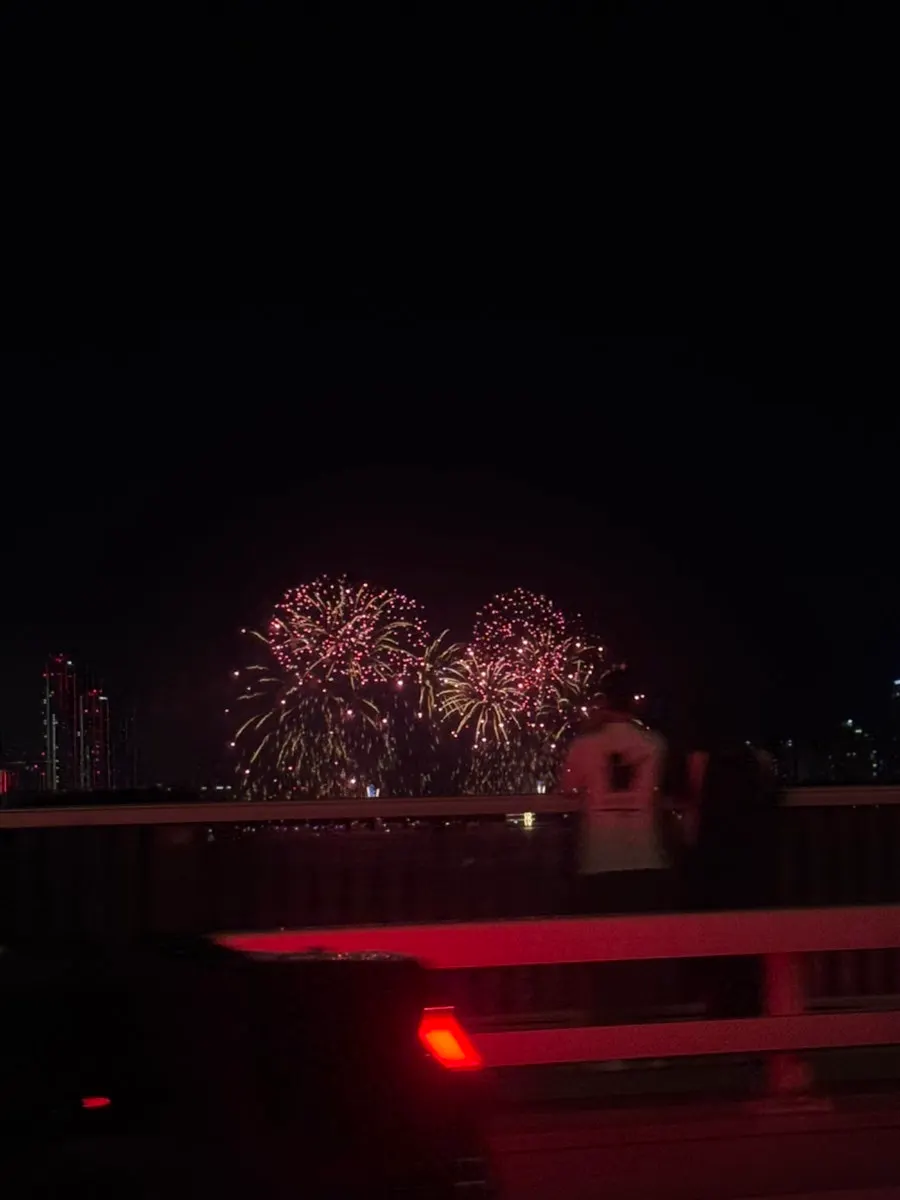 공연 관람 뒤 불꽃축제 풍경