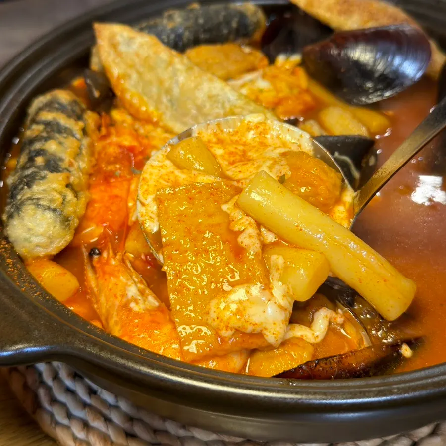 Tteokbokki served with dumplings and fried kimmari