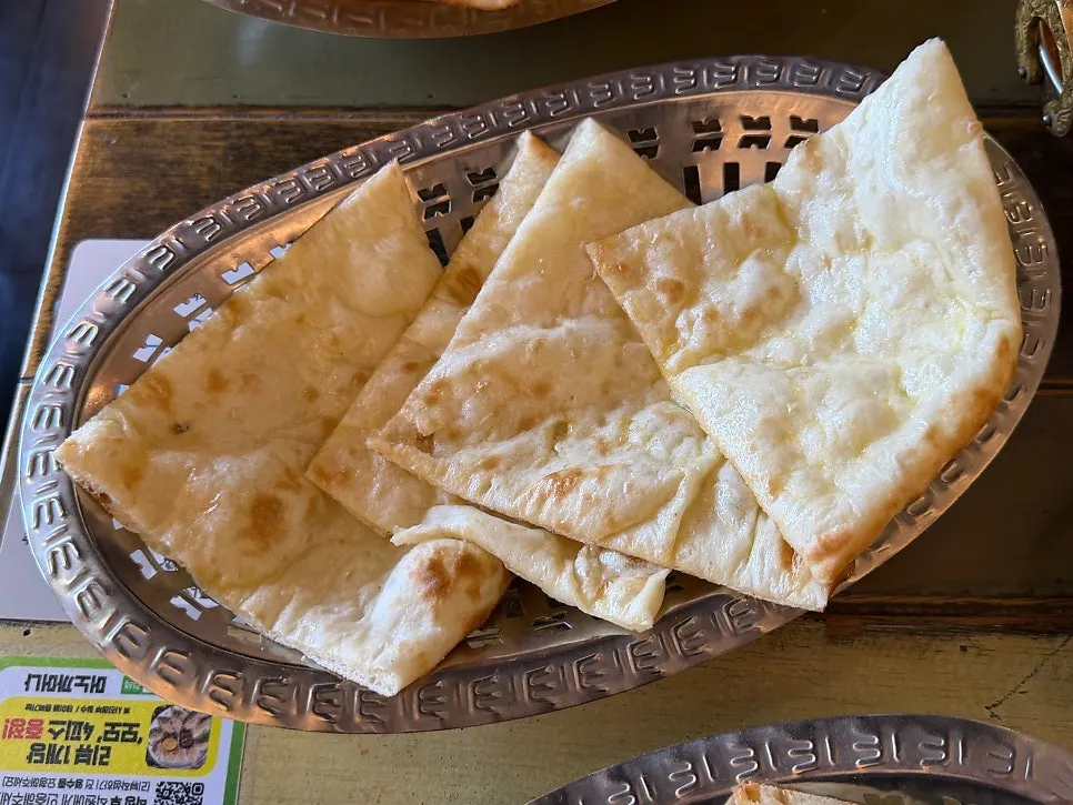 Clean and simple garlic naan