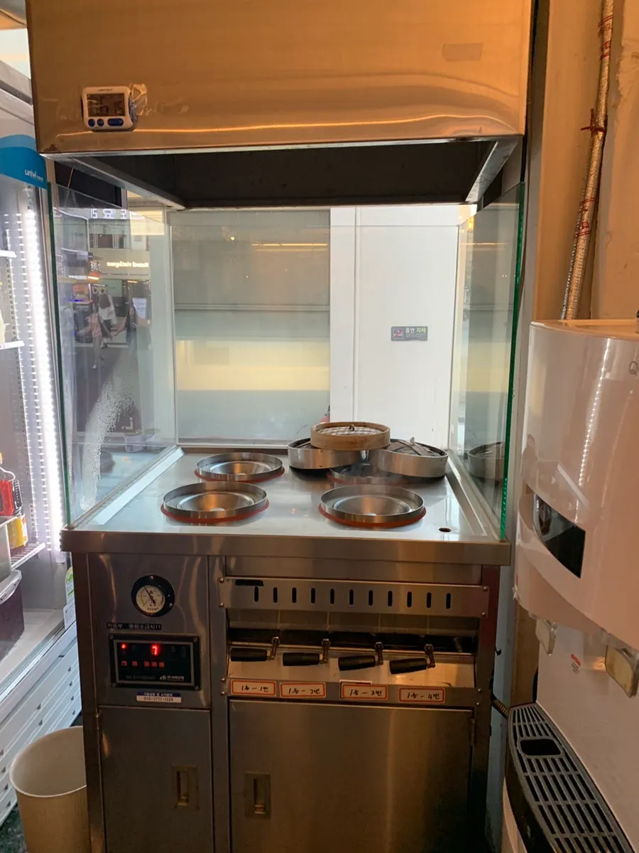 2층 올라가는 길에 보인 딤섬 찜기