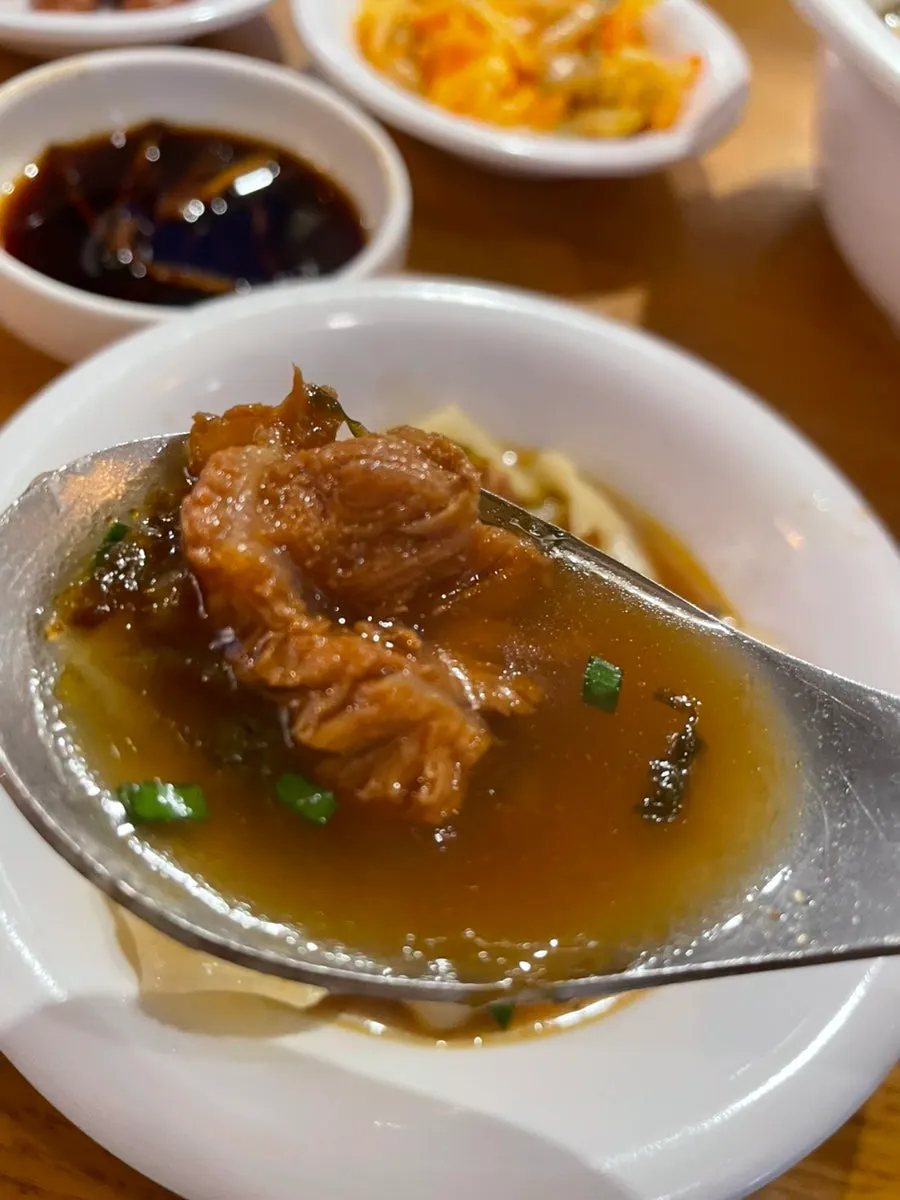 우육도삭면 면발을 들어올린 모습