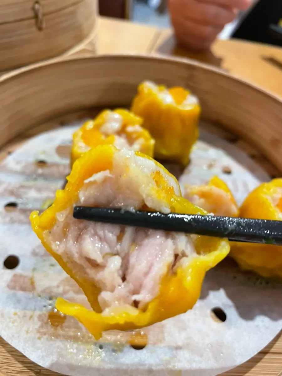 면 요리와 딤섬을 함께 놓은 식사 구성