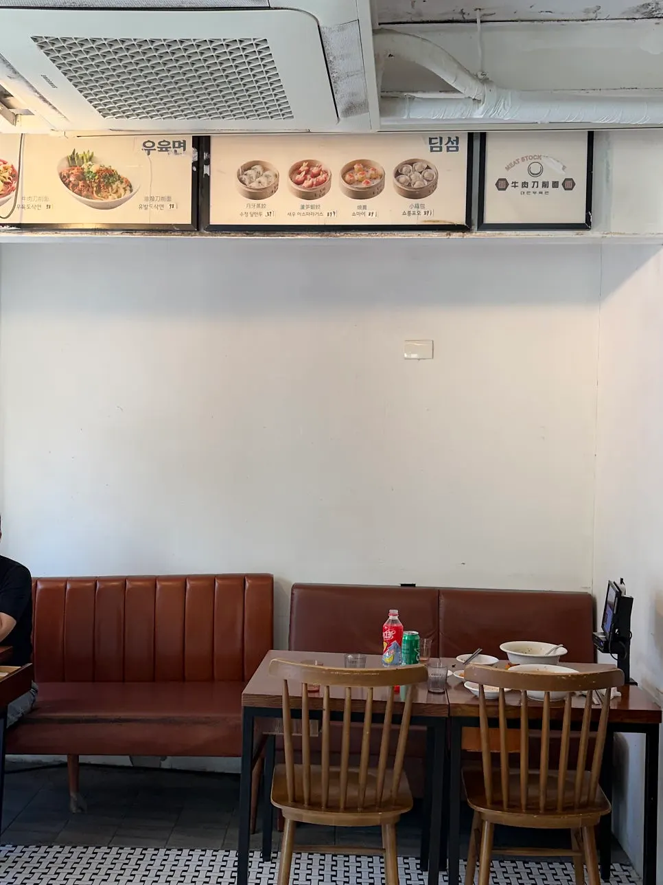 Table seating inside Cheonghwawon Daehangno Branch