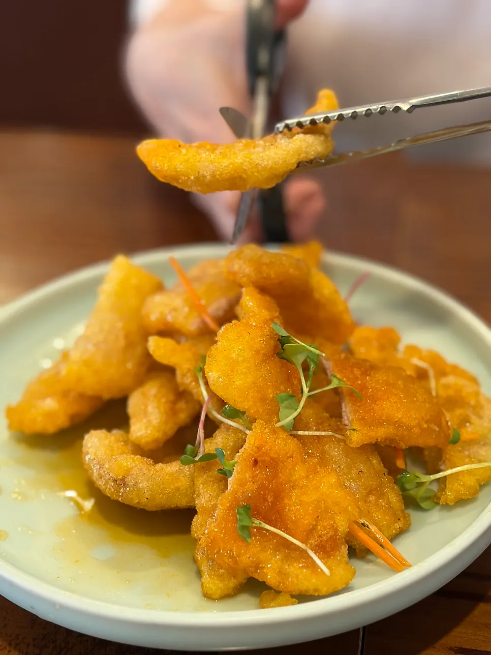 Freshly fried guobaorou at Cheonghwawon Daehangno Branch