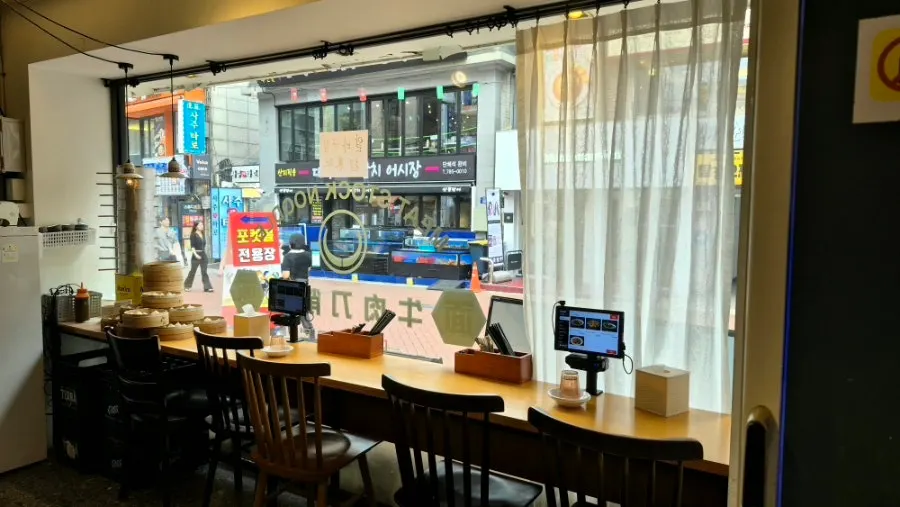 Cheonghwawon Daehangno Branch 1st floor interior and window seats