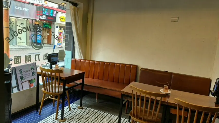 2- and 4-person table seating at Cheonghwawon Daehangno Branch