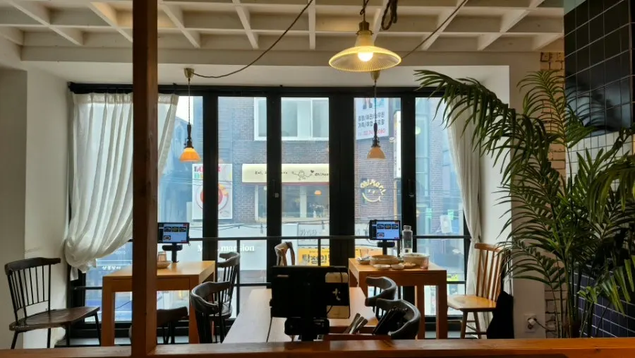 Sunlit window seat on Cheonghwawon's 2nd floor