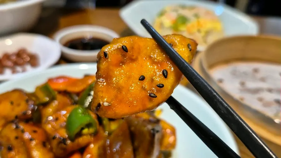 Cross-section of crispy, sauce-coated fried eggplant