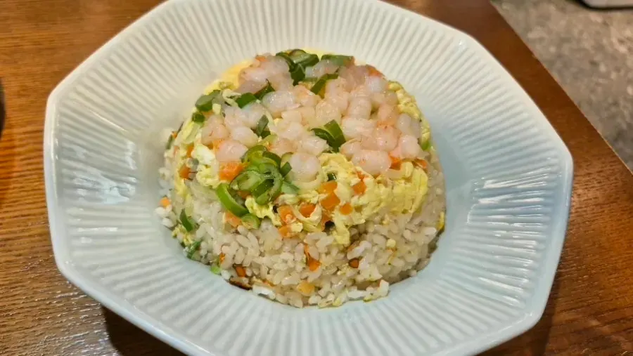 A plate of Cheonghwawon's shrimp fried rice
