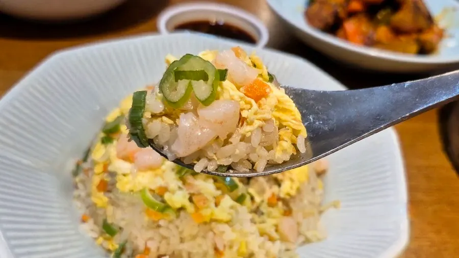 Taking turns eating noodles, fried rice, and fried eggplant