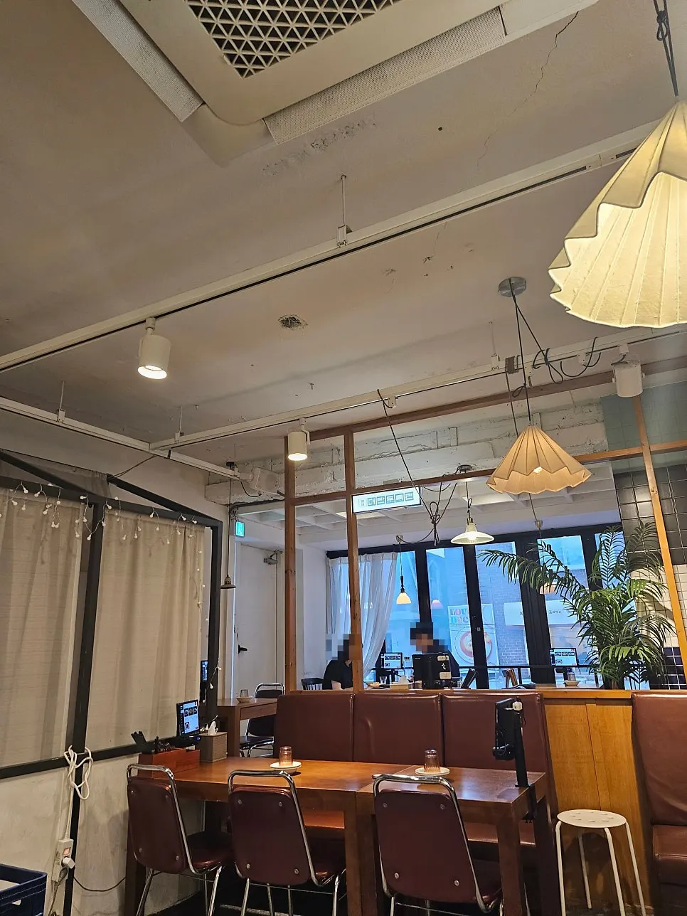 따뜻한 조명이 들어온 매장 내부