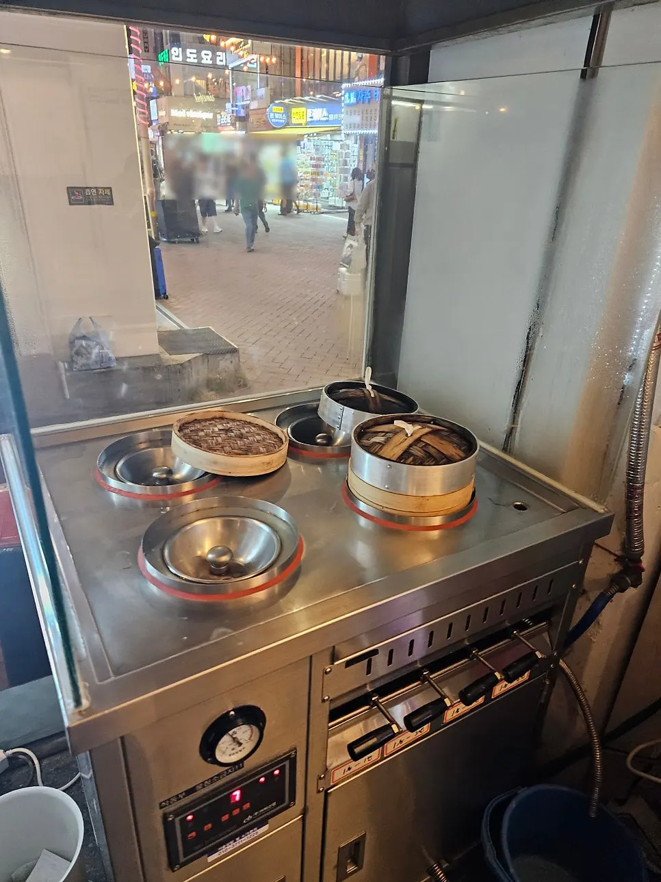 계단 쪽에 놓인 딤섬 찜기