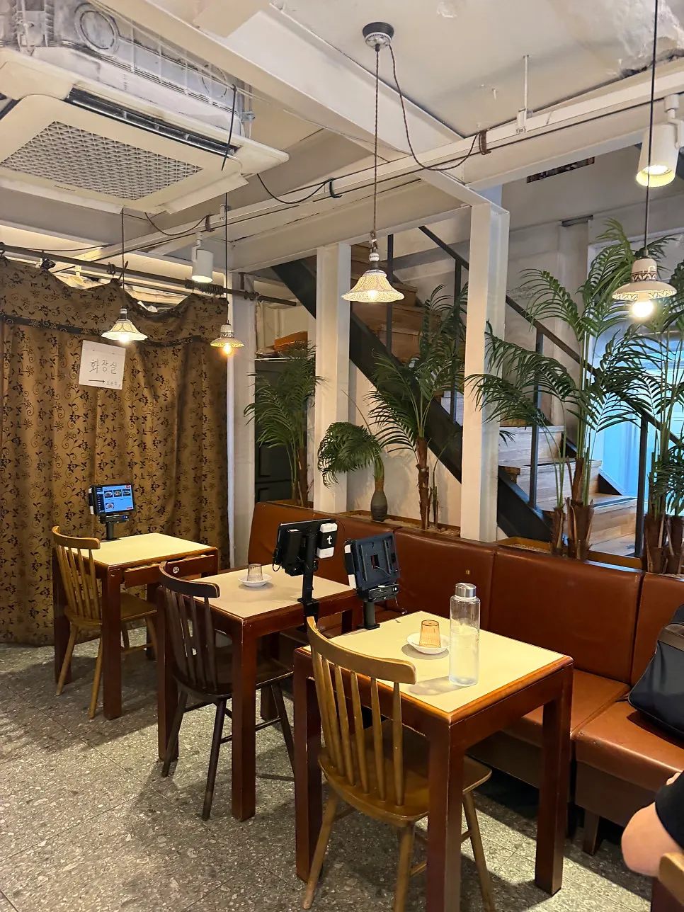 Cheonghwawon interior space with plants