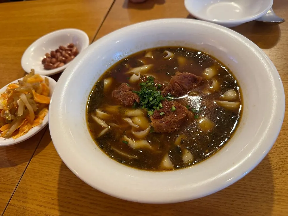 Cheonghwawon beef knife-cut noodle broth and noodles