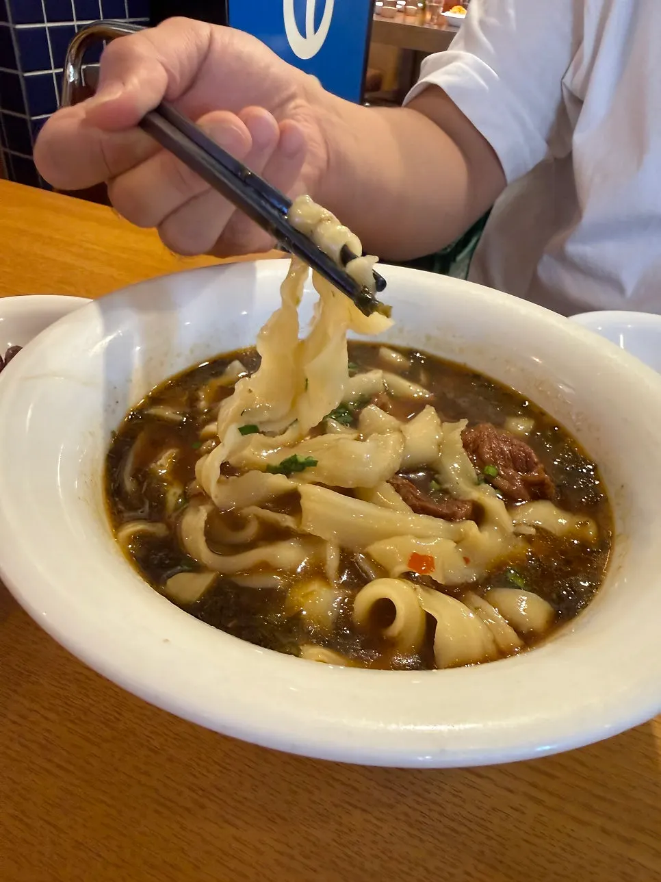 Lifting up the knife-cut noodles