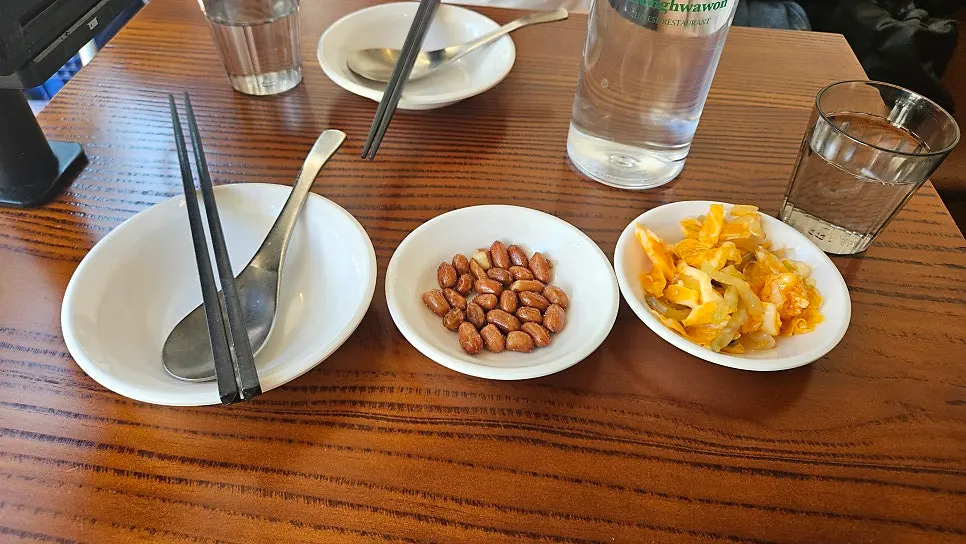 땅콩과 절임 채소로 나온 중식당 기본찬
