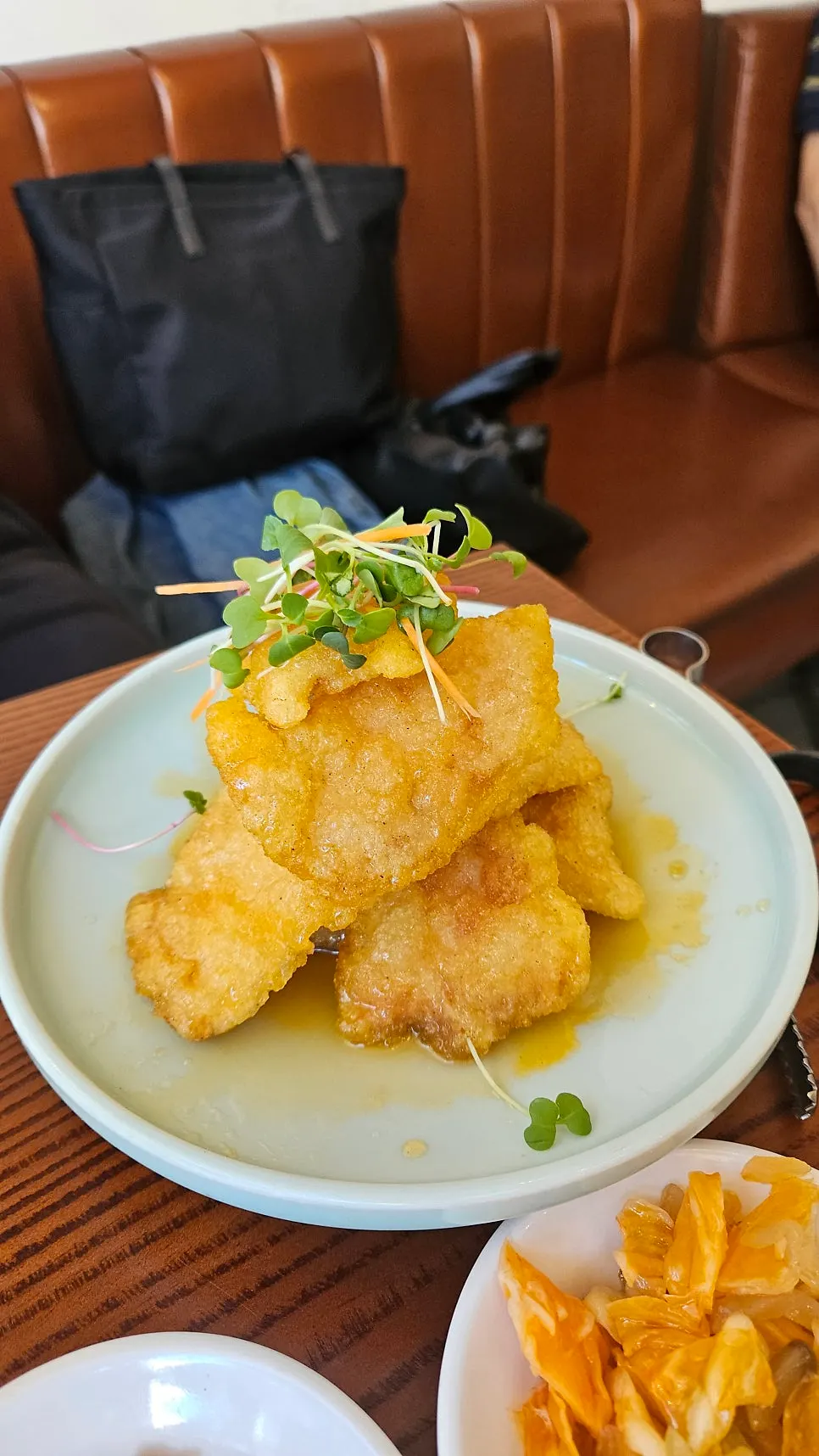 어린잎 채소를 올린 청화원 대학로점 꿔바로우