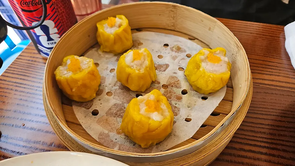 노란 피에 알을 올린 청화원 대학로점 쇼마이