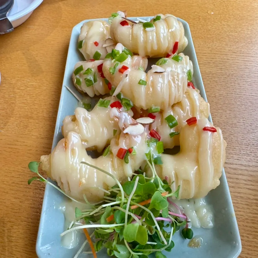 Cheonghwawon's cream shrimp piled high with white cream sauce
