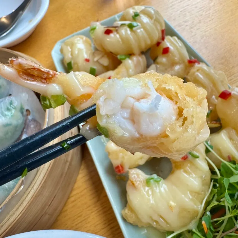 Plump cream shrimp with crispy batter