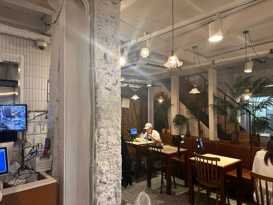 Daehangno dining atmosphere before or after a play