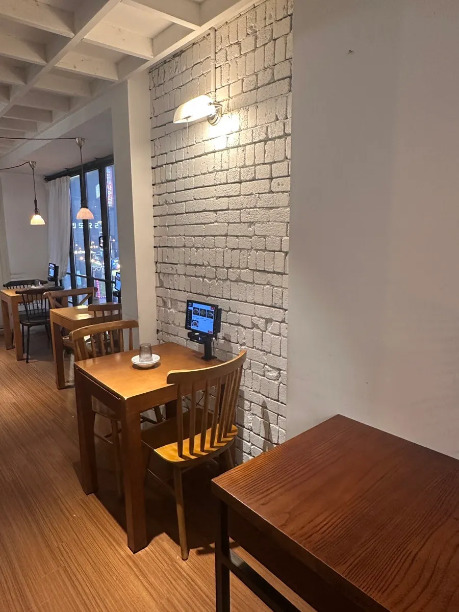 Interior space at Cheonghwawon Daehangno Branch