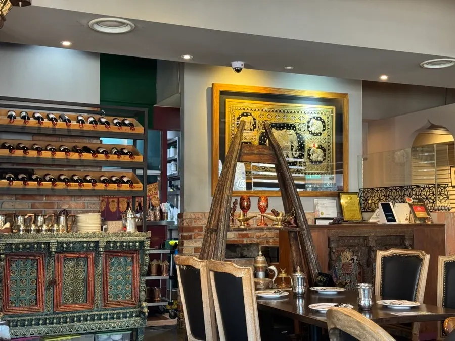 Spacious and clean dining hall at Meono Kkameona Daehangno Branch
