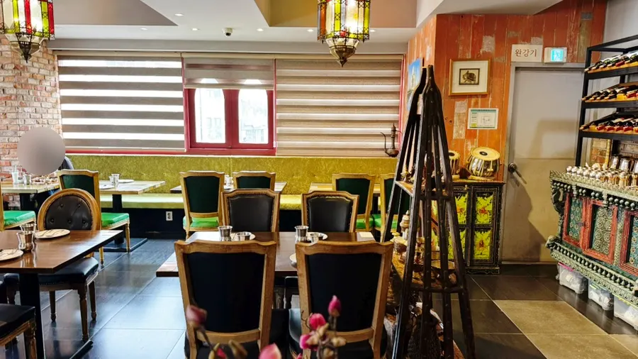Interior tables and decor at Meono Kkameona Daehangno Branch
