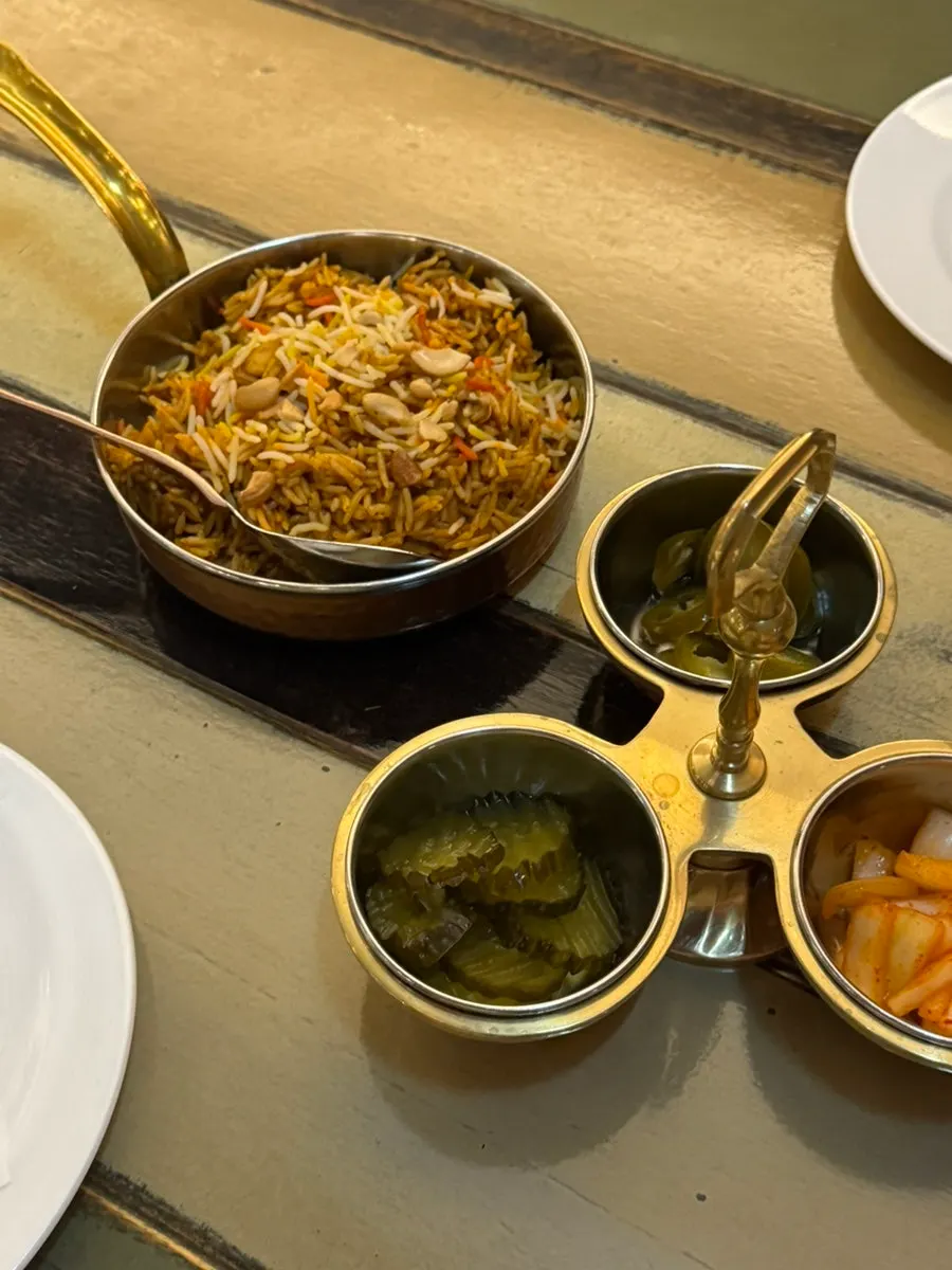 탄두리 치킨 하프가 포함된 머노까머나 상차림
