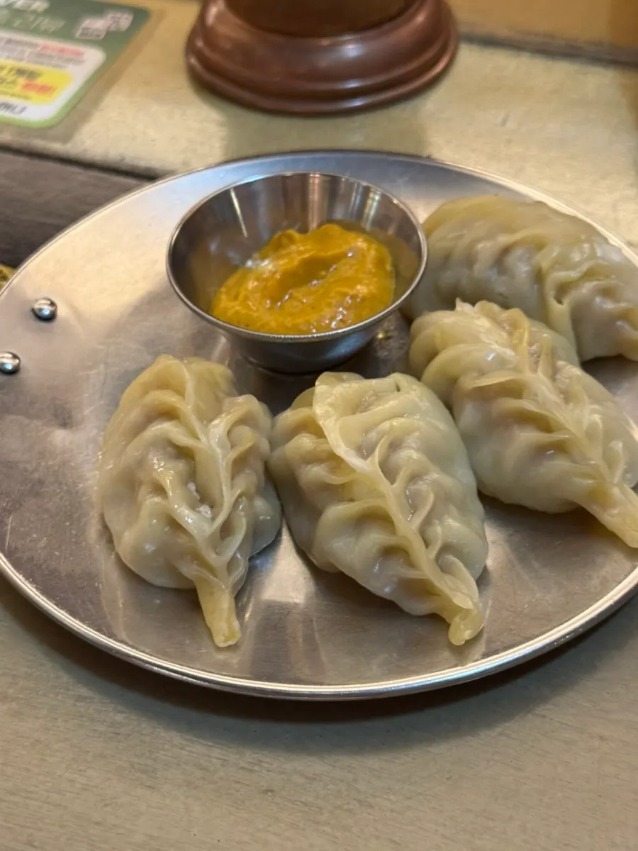커리와 밥, 난이 가득 찬 테이블