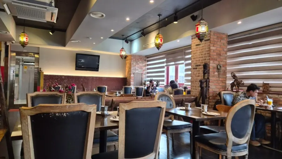 满满印度氛围的店内座位