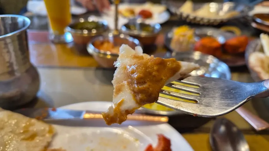 用饼蘸咖喱吃的样子